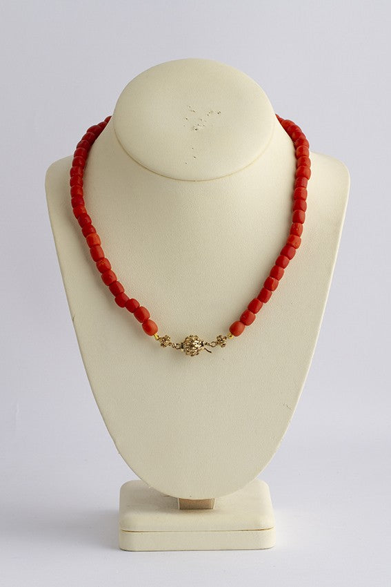 Antiek bloedkoralen collier aan antieke gouden sluiting