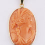 Camée hanger uit bloedkoraal gesneden aan gouden collier