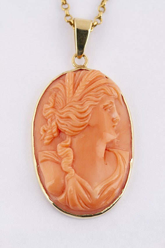 Camée hanger uit bloedkoraal gesneden aan gouden collier