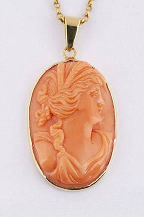 Camée hanger uit bloedkoraal gesneden aan gouden collier