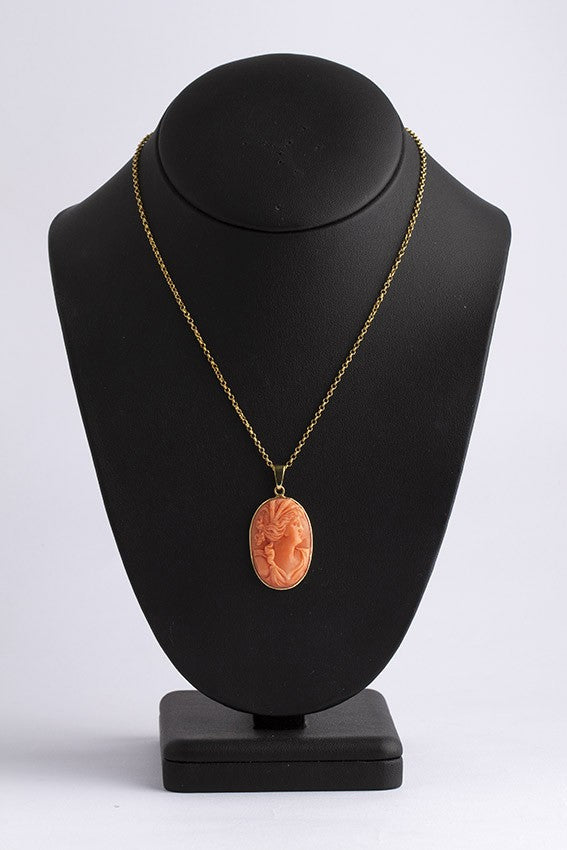 Camée hanger uit bloedkoraal gesneden aan gouden collier