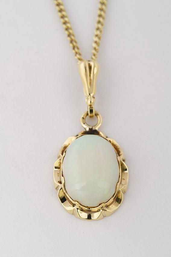 Gouden hanger met opaal aan gouden gourmet collier