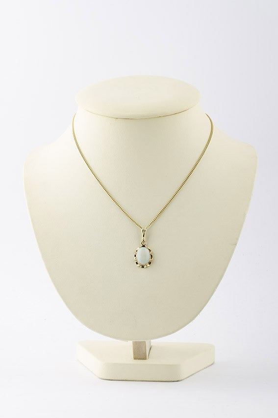 Gouden hanger met opaal aan gouden gourmet collier