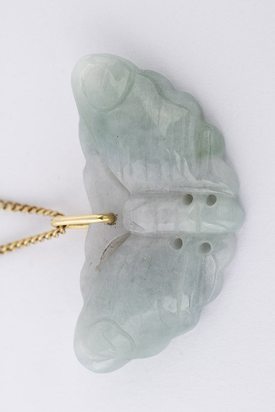 Jade gelukshanger aan gouden collier
