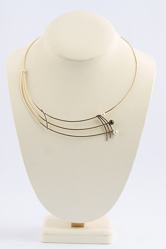 Gold spangle necklace with 3 cultured pearls