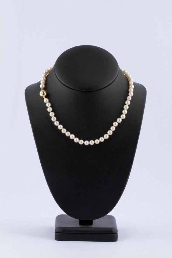 Parel collier aan gouden bolsluiting met diamanten