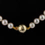 Parel collier aan gouden bolsluiting met diamanten