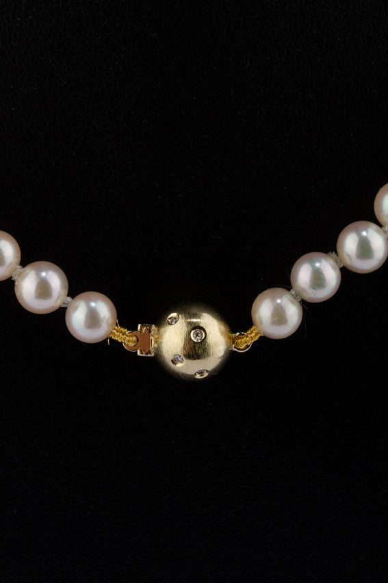 Parel collier aan gouden bolsluiting met diamanten