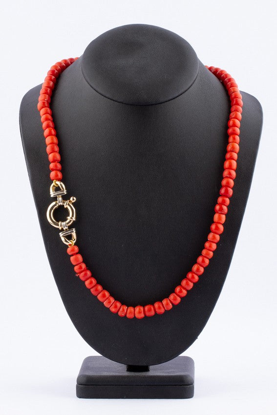 Bloedkoralen collier met grote kralen aan gouden sluiting