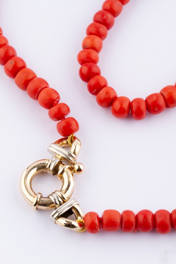 Bloedkoralen collier met grote kralen aan gouden sluiting