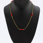 Gouden collier met bloedkoralen tussen schakels.