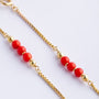 Gouden collier met bloedkoralen tussen schakels.