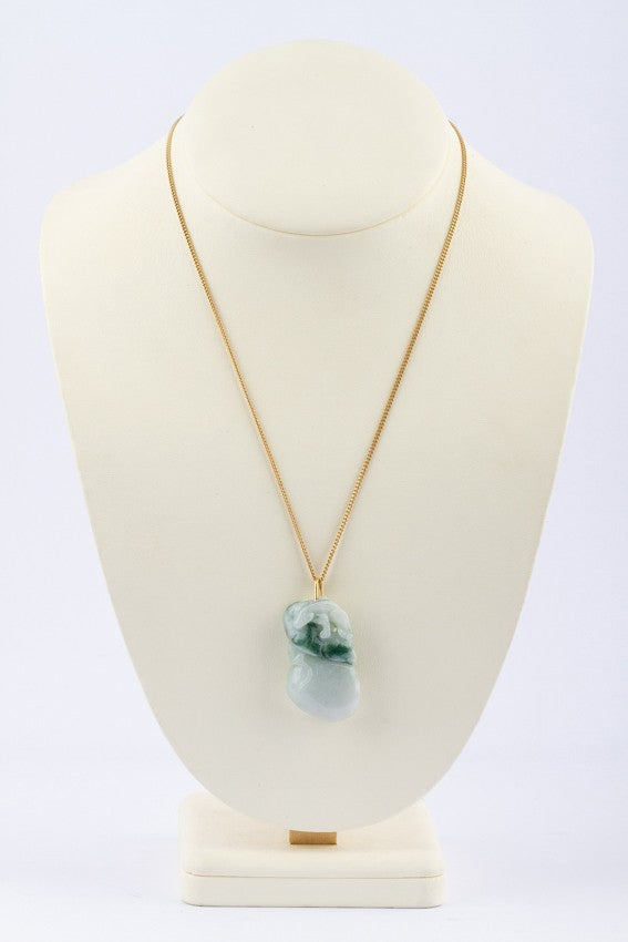 Jade gelukshanger aan gouden collier