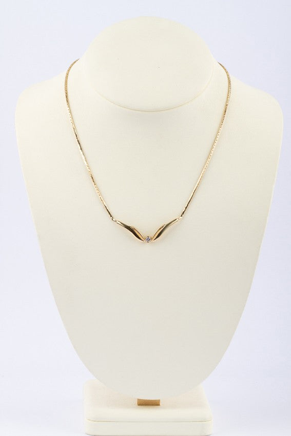 Gold necklace with a brilliant in the middle