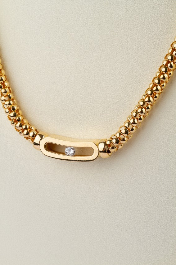 Gouden collier met in het midden een 'swinging diamond'