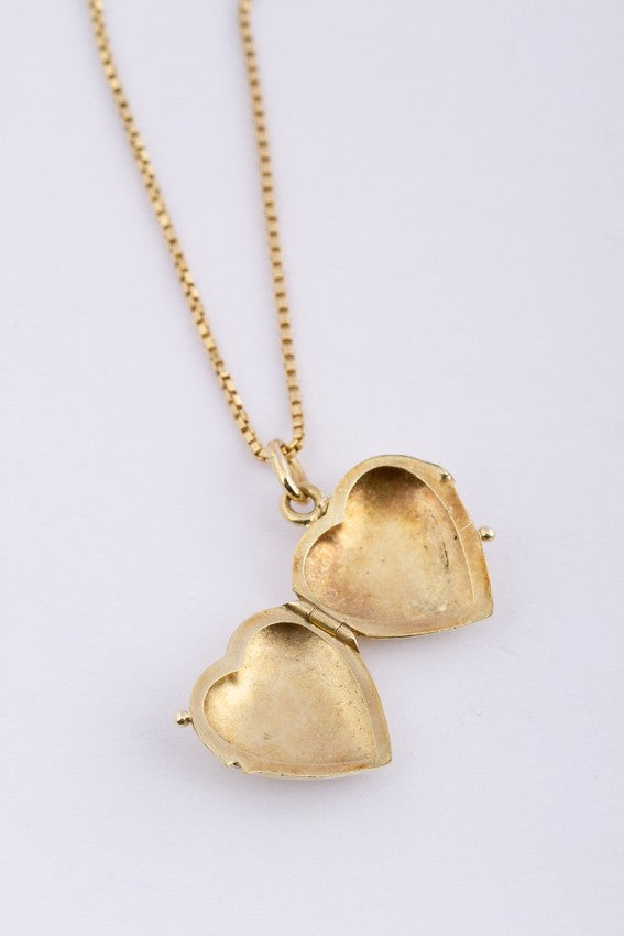 Gouden hart medaillon aan gouden collier