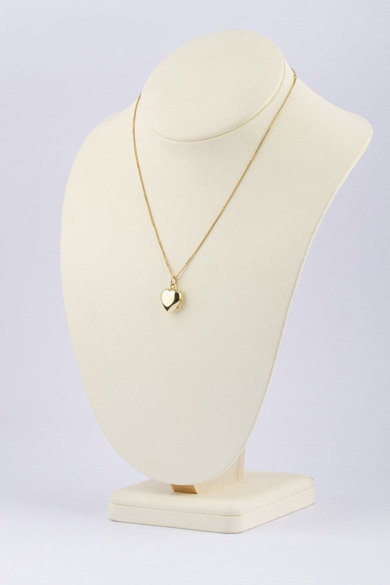 Gouden hart medaillon aan gouden collier