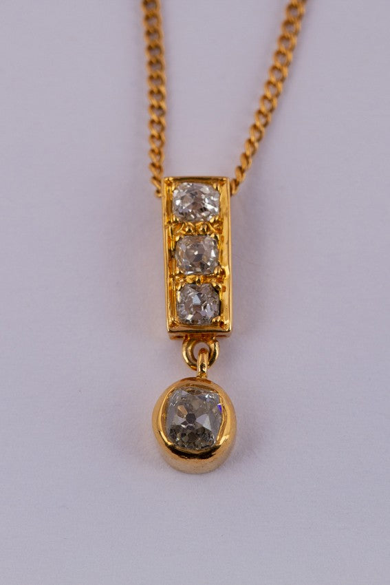 Gouden hanger met oud geslepen briljanten aan gouden collier
