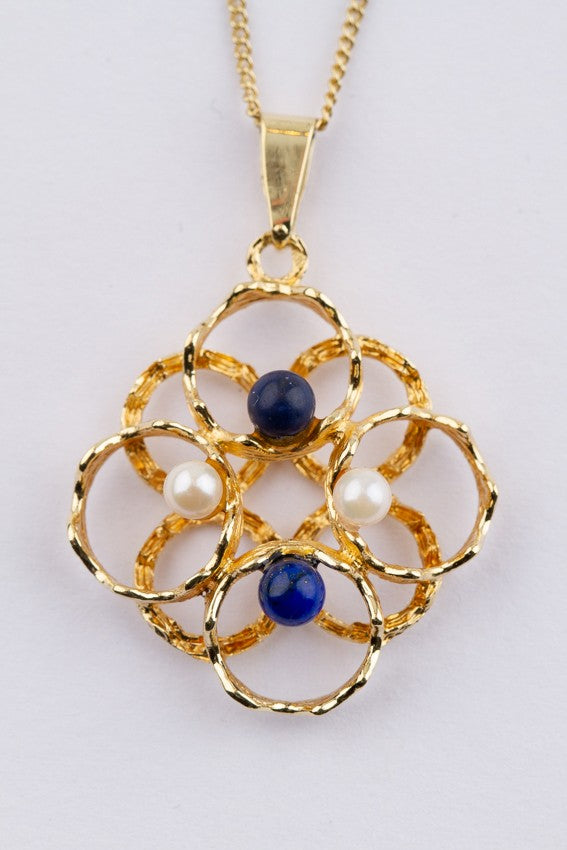 Gouden hanger met lapis lazuli en parels aan gouden collier