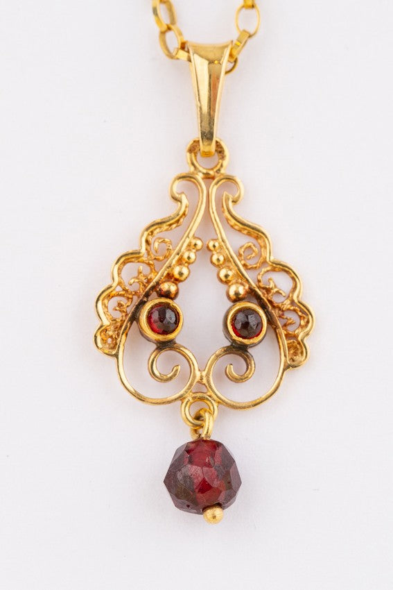 Gouden hanger met granaten aan gouden collier
