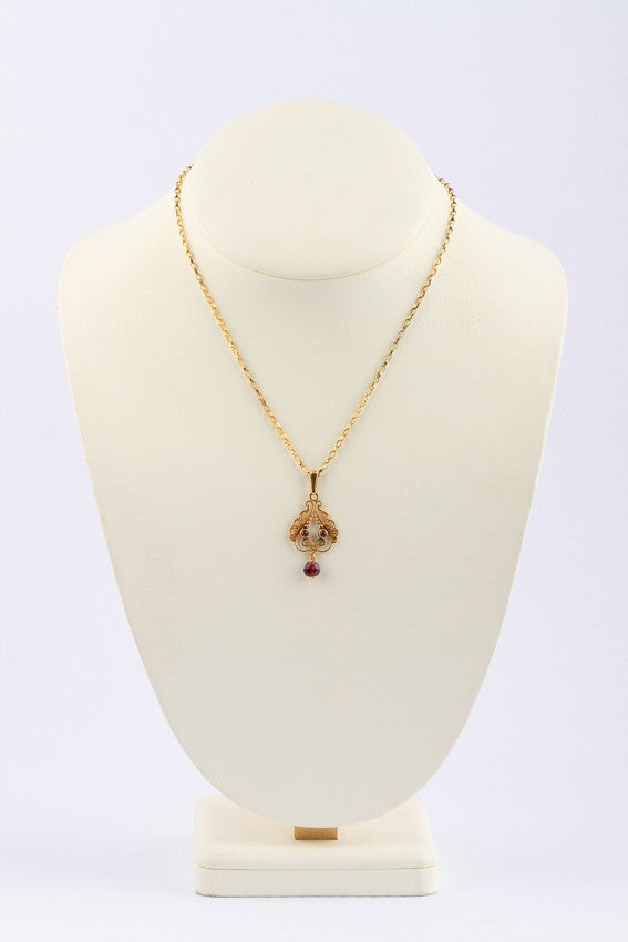 Gouden hanger met granaten aan gouden collier