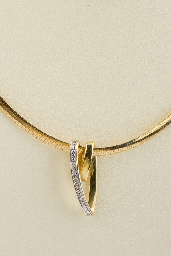 Gold design pendant with 5 diamonds