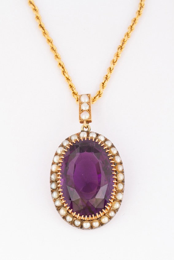 Gouden entourage hanger met parels en amethist aan koord collier
