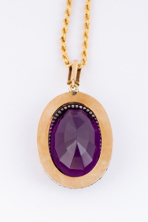 Gouden entourage hanger met parels en amethist aan koord collier