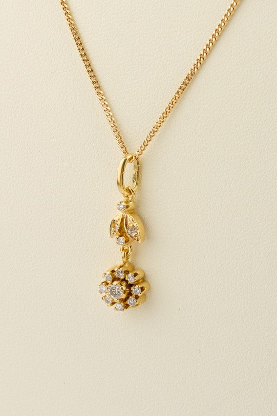 Gouden entourage hanger met briljanten aan gouden collier