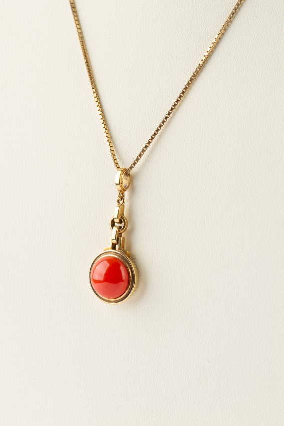 Gouden hanger met bloedkoraal aan gouden collier.
