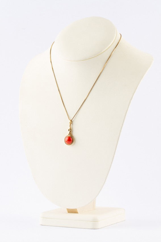 Gouden hanger met bloedkoraal aan gouden collier.