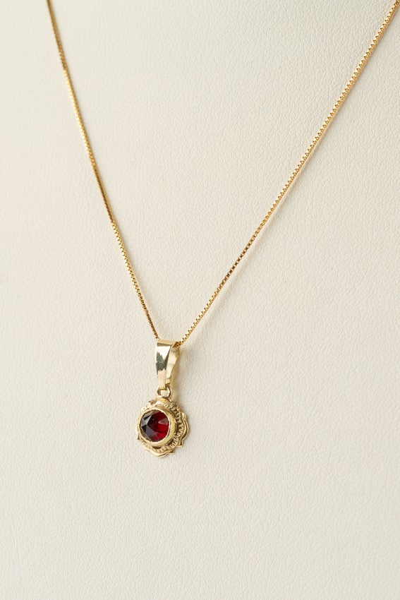 Gouden hanger met granaat aan gouden collier