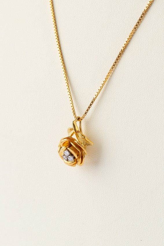 Gouden roos hanger met 3 briljanten aan gouden collier