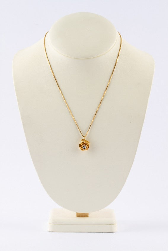 Gouden roos hanger met 3 briljanten aan gouden collier