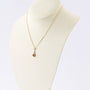 Gouden hanger met granaat aan gouden collier