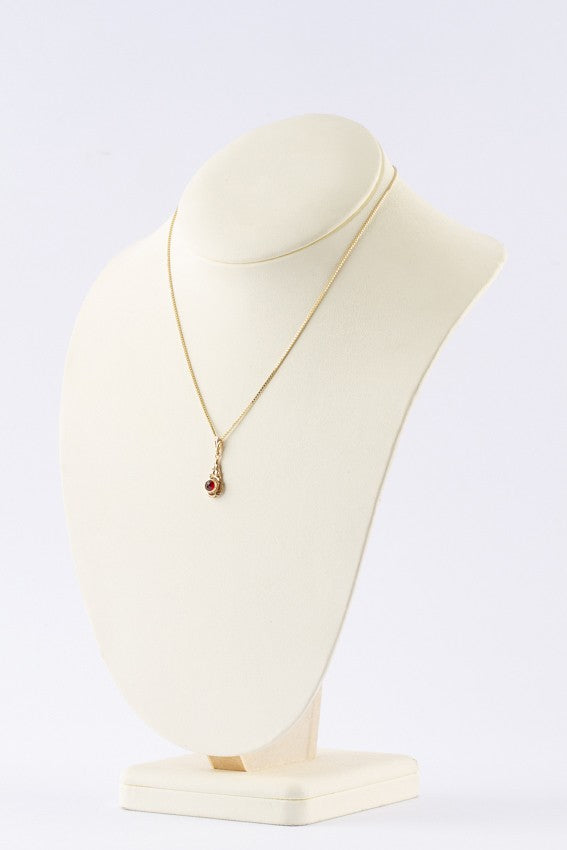 Gouden hanger met granaat aan gouden collier