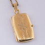 Gouden gegraveerd medaillon aan gouden collier
