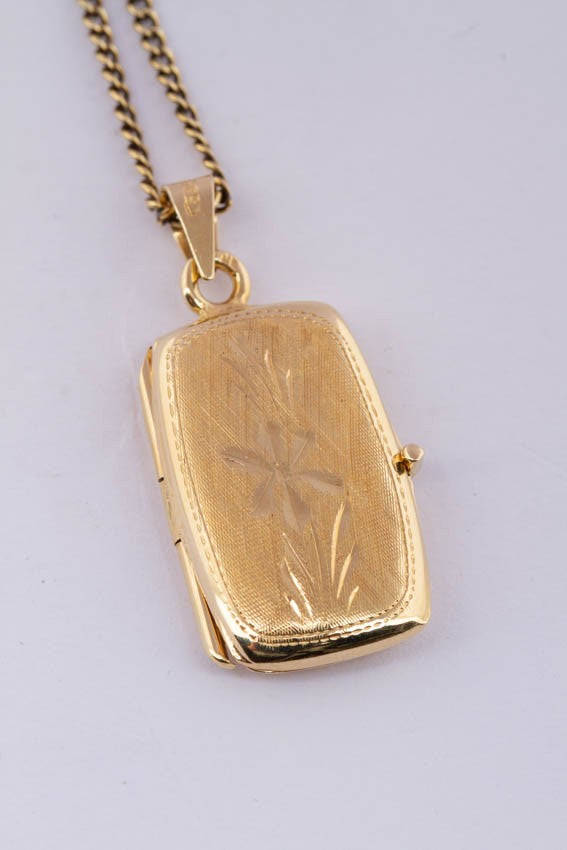 Gouden gegraveerd medaillon aan gouden collier