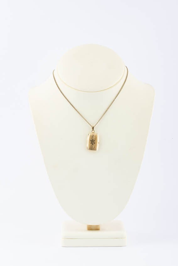 Gouden gegraveerd medaillon aan gouden collier