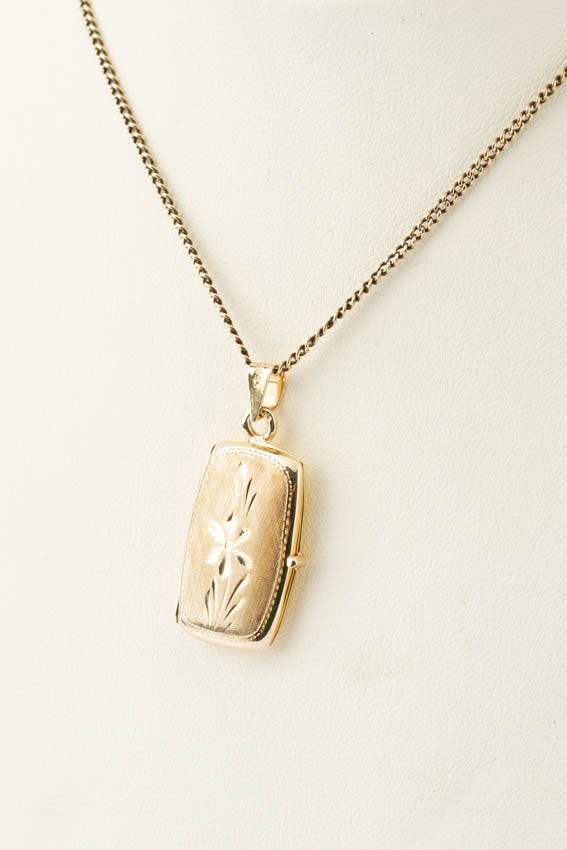 Gouden gegraveerd medaillon aan gouden collier