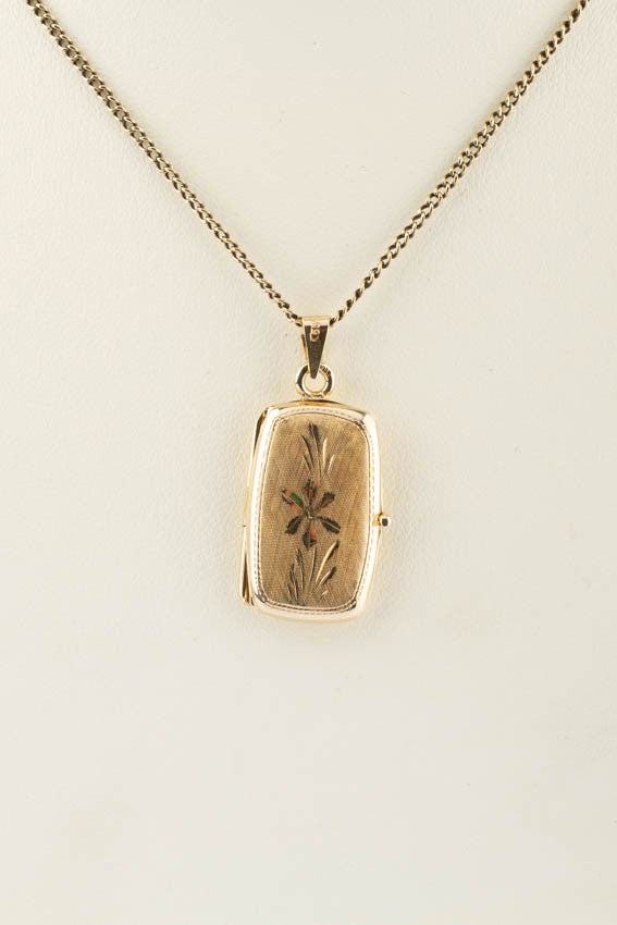 Gouden gegraveerd medaillon aan gouden collier