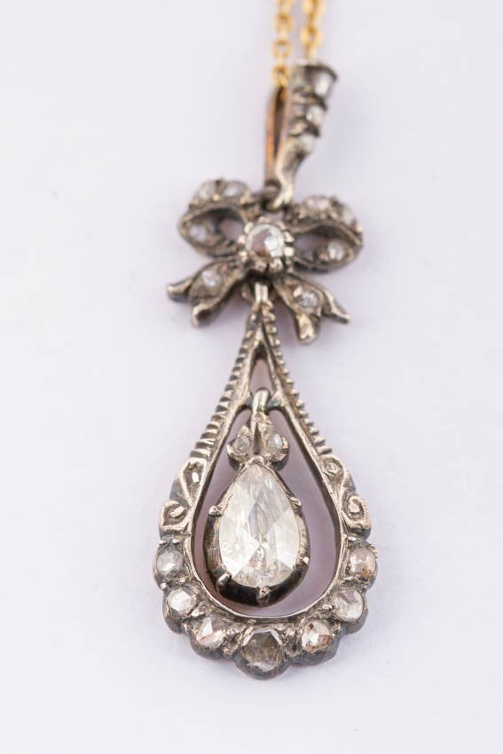 Antieke hanger met roos geslepen diamanten aan collier