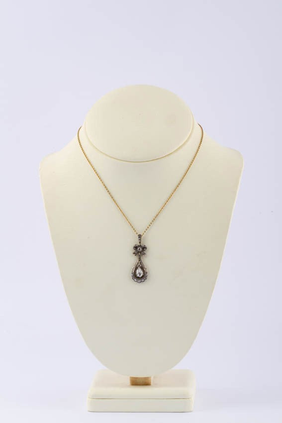 Antieke hanger met roos geslepen diamanten aan collier