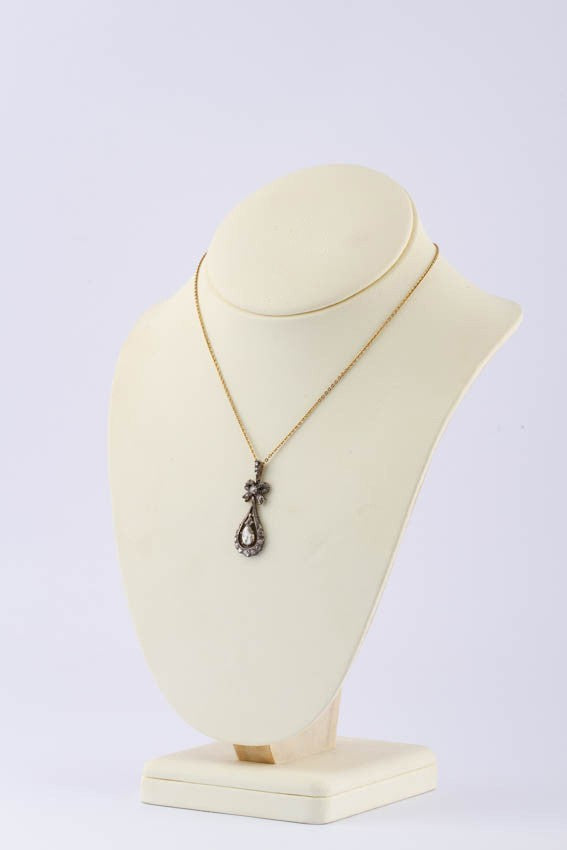 Antieke hanger met roos geslepen diamanten aan collier