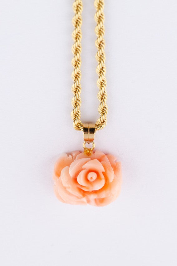 Bloedkoralen hanger gesneden idvv een roos aan gouden collier