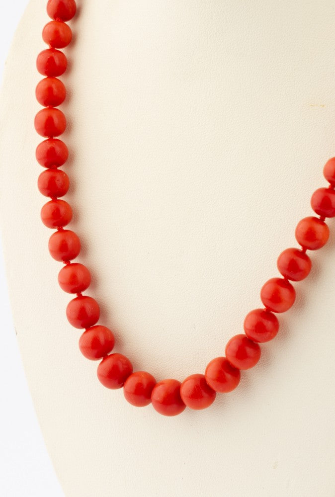 Antiek bloedkoralen collier aan gouden sluiting