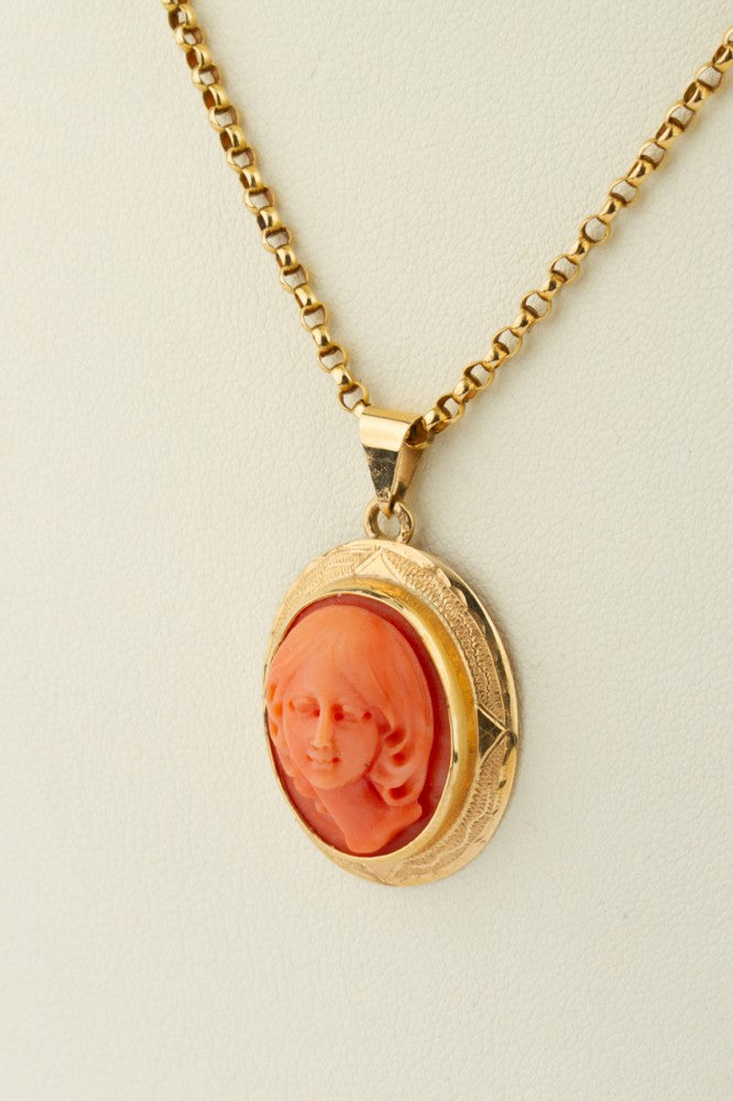 Uit bloedkoraal gesneden vrouw als hanger