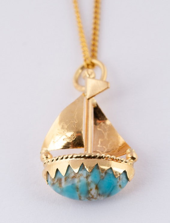 Gouden hanger zeilbootje met turkoois aan gouden collier