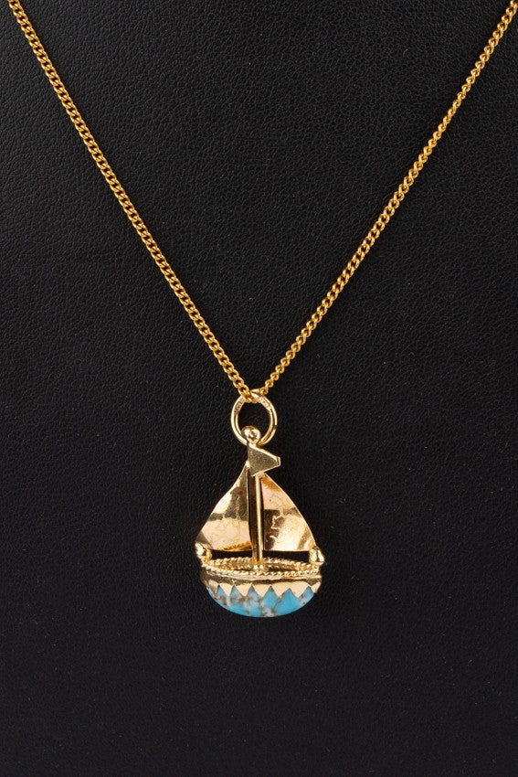 Gouden hanger zeilbootje met turkoois aan gouden collier