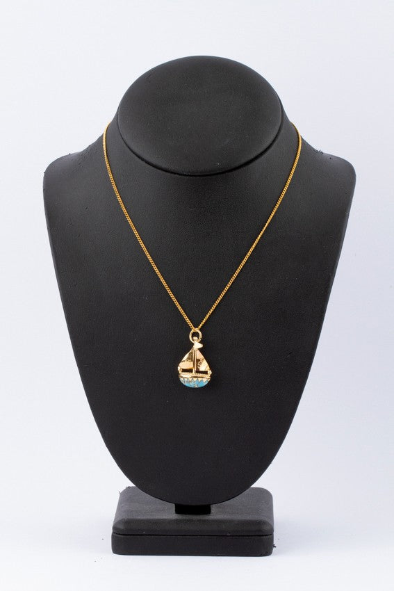 Gouden hanger zeilbootje met turkoois aan gouden collier